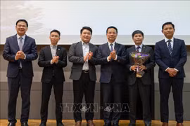 Le ministre de l'Information et des Communications, Nguyen Manh Hung (3e de droite) et des responsable de la VADX JAPAN. Photo: VNA