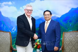 Le Premier ministre Pham Minh Chinh (droite) reçoit le PDG du groupe Ericsson. Photo: VNA
