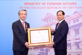Le vice-Premier ministre et ministre des Affaires étrangères Bui Thanh Son (droite) remet l’Ordre d’amitié à l’ambassadeur chinois sortant Xiong Bo. Photo: VNA
