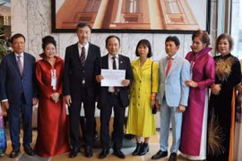 Remise de don à l'Association des Vietnamiens en Pologne. Photo: VNA