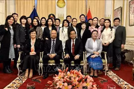 L'ambassadeur du Vietnam en France, Dinh Toan Thang (premier rang, 2e à partir de la gauche) et son homologue lao, Kham-Inh Khitchadeth (premier rang, 3e à partir de la gauche). Photo: VNA
