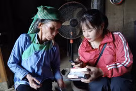 Un employé de Viettel donne des instructions sur utilisation des téléphones 4G. Photo: baolaichau.vn