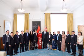 La vice-présidente de l'Assemblée nationale Nguyen Thi Thanh s’est entretenue avec Gerry Brownlee, président de la Chambre des représentants de la Nouvelle-Zélande et Mme Babara Kuriger, son adjoint. Photo : VNA