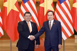Le président de l’Assemblée nationale du Vietnam Tran Thanh Man (droite) s'entretient à Hanoï avec le président de la Chambre des représentants de Malaisie, Tan Sri Dato' Johari Bin Abdul. Photo : VNA