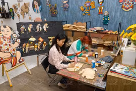 Passionnés par les peintures folkloriques, Nguyen Thanh Tung et Vu Minh Trang créent des œuvres d’art pour la décoration intérieure reflétant la culture traditionnelle vietnamienne. Photo : Viêt Cuong/VI 
