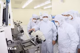 Le Premier ministre Pham Minh Chinh visite une chaîne de production des semi-conducteurs de la sarl Hana Micro Vina. Photo : VNA