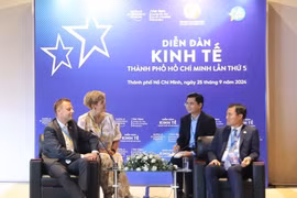 Bui Xuân Cuong, vice-président du Comité populaire de Hô Chi Minh-Ville, a reçu le 25 septembre Torsten Bonew, maire adjoint de Leipzig (Allemagne) en visite dans la ville. Photo : VNA