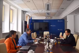 L'ambassadeur Ha Hoang Hai (droite) travaille aver des responsables locaux. Photo : VNA