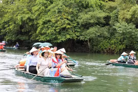 La présidente du Sénat australien Sue Lines visite le complexe d’écotourisme de Trang An. Photo : VNA