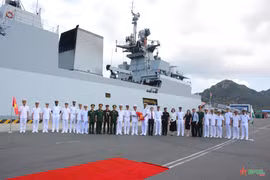 L'équipage de la corvette de guerre anti-sous-marine avancée INS Kiltan de l’Inde à Khanh Hoa. Photo : www.qdnd.vn