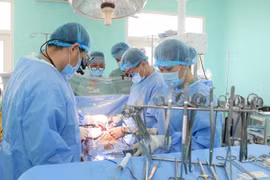 La mise en œuvre d'une greffe d'organe « trans-vietnamienne » provenant d'un donneur en état de mort cérébrale à l'Hôpital vietnamien-suédois d'Uong Bi, Quang Ninh. Photo : VNA