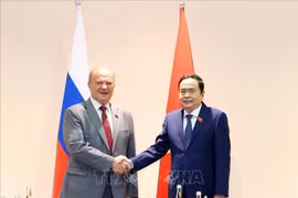 Le président de l'Assemblée nationale du Vietnam Tran Thanh Man (droite) a reçu le président du Parti communiste de Russie, Gennady Ziouganov. Photo : VNA