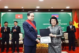 La présidente de l'Assemblée nationale du Cambodge, Samdech Khuon Sudary, a décerné l'Ordre royal du Mérite de classe Grand Croix du Cambodge au président de l'Assemblée nationale du Vietnam Tran Thanh Man. Photo : VNA