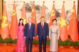 Le secrétaire général du Parti communiste chinois, président chinois Xi Jinping, son épouse et le secrétaire général du Parti communiste du Vietnam et président vietnamien To Lam (2 à gauche) et son épouse (août 2024). Photo : VNA
