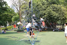 Des enfants dans le parc Cau Giay à Hanoï. Photo d'illustration : hanoimoi.vn