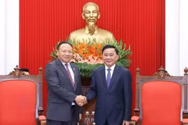Tran Cam Tu (droite), président de la Commission centrale du contrôle du Parti et Monexay Laomoaxong, secrétaire du Comité central de l'Union de la jeunesse populaire révolutionnaire laos. Photo : VNA