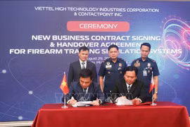 Le PDG de Viettel High Tech, Nguyen Vu Ha (gauche) et le PDG de ContactPoint, Inc., Cesar J. Manuel Jr. ont signé un contrat pour fournir un système de simulation d'entraînement au tir à la partie philippine. Photo : VNA