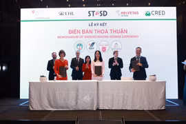 La cérémonie de signature d'un protocole d'accord entre le Vietnam et la Suisse. Photo : VNA