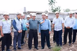 Le Premier ministre Pham Minh Chinh est sur le chantier du projet d'autoroute Can Tho-Ca Mau. Photo : VNA
