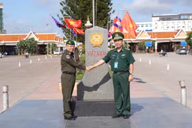 Échange entre des jeunes officiers de Tay Ninh (Vietnam) et du Cambodge