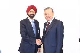 Le secrétaire général du Parti et président vietnamien To Lam (droite) et président de la Banque mondiale Ajay Banga. Photo : VNA