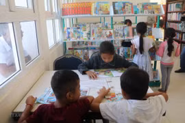 Remise de 500 livres à la bibliothèque de la province de Kampong Speu (Cambodge)