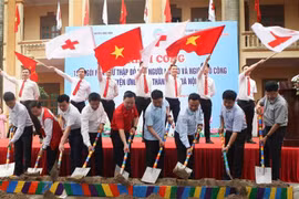 Croix-Rouge : construction de 154 maisons pour des personnes démunies de Hanoi 