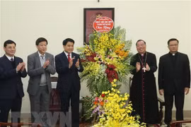 Des dirigeants de Hanoi reçoit le nouveau archevêque de l'archidiocèse de Hanoi