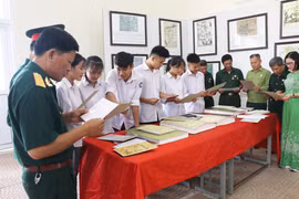 Exposition sur les archipels de Hoang Sa et Truong Sa à Hoa Binh