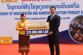 La compagnie d’assurance LAP offre une école primaire à un district laotien