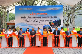 Exposition de photos « La mer et les îles de la Patrie » à Ninh Binh