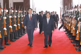 Entrevue entre le président de l’Assemblée nationale du Vietnam et le Premier ministre du Laos