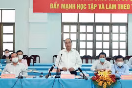 Le président Nguyen Xuan Phuc en tournée dans les districts de Cu Chi et Hoc Mon