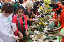 Des touristes étrangers font l’expérience du Têt vietnamien avec le festival du " Banh Chung "