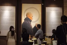 Exposition de la calligraphie du moine bouddhiste zen Thich Nhât Hanh à Hanoï 