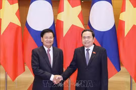 Le président de l'Assemblée nationale, Tran Thanh Man, (droite) et le secrétaire général et président du Laos Thongloun Sisoulith. Photo : VNA