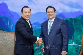 Le Premier ministre Pham Minh Chinh (droite) et le ministre cambodgien de l'Inspection. Photo : VNA