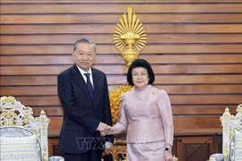 Le président To Lam rencontre la présidente de l'Assemblée nationale cambodgienne (AN), Khuon Sudary. Photo : VNA