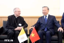 Le secrétaire général du Parti et président To Lam (droite) et le Premier ministre du Vatican, Cardinal Pietro Parolin.