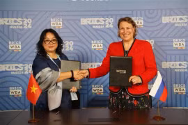 Des représentants d’entreprises vietnamiennes et russes à la cérémonie de signature de l’accord de coopération dans le cadre du Forum sur l’entrepreneuriat des femmes des BRICS à Moscou. (Photo : VNA)