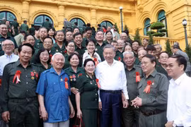 Le président To Lam (centre) et des représentants participant au cinquième Congrès national de l'Association des anciens jeunes volontaires vietnamiens. Photo : VNA