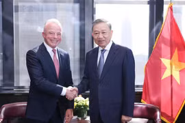 Le secrétaire général du Parti communiste du Vietnam et président To Lam (droite) et le président de Boeing International, Brendan Nelson. Photo : VNA