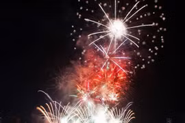 Samedi soir, l’édition 2024 du Festival international des feux d’artifice de Dà Nang (DIFF 2024) s’est ouverte au bord de la rivière Hàn.. Photo : VNA