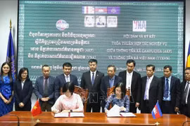 L'Agence vietnamienne d’Information (VNA) et l'agence de presse nationale cambodgienne (AKP) ont renouvelé le 12 juillet leur accord de coopération dans le cadre de la visite d'État du président To Lam au Cambodge. Photo ; VNA