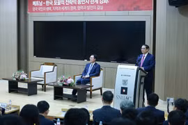 Le Premier ministre Pham Minh Chinh prononce un discours politique à l'Université nationale de Séoul. Photo : VNA