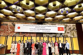 Le Consulat général du Vietnam à Osaka a pris des photos souvenirs lors de la cérémonie. Photo ; VNA
