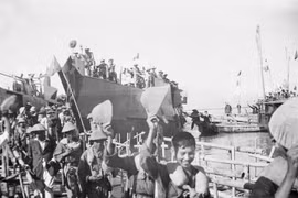 Les habitants du Nord accueillent les fonctionnaires, les soldats et les habitants du Sud au quai de Sam Son, dans la province centrale de Thanh Hoa, conformément aux Accords de Genève du 25 septembre 1954. (Photo d'archives : VNA)