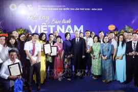 Le président To Lam avec les dirigeants de l'Agence vietnamienne d'Information et les auteurs primés lors de la cérémonie de remise du 18e Prix national de la presse (21 juin 2024). Photo : VNA