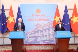 Le vice-président de la Commission européenne et Haut-Représentant de l'Union européenne pour les affaires étrangères et la politique de sécurité, Josep Borrell Fontelles et le ministre des Affaires étrangères Bui Thanh Son. lors dela rencontre avec la presse. Photo ; VNA