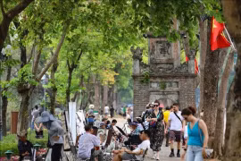 La rue piétonne autour du lac Hoan Kiem est une destination populaire, attirant des visiteurs nationaux et internationaux. (Photo : VNA)